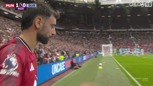 进了就神了!B费角球开到弧顶,阿玛德凌空抽射被杜布拉夫卡扑出